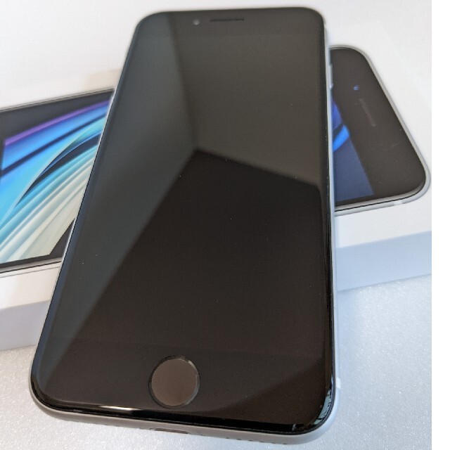 iPhone(アイフォーン)のiPhone SE 第2世代 (SE2) ホワイト 64 GB au スマホ/家電/カメラのスマートフォン/携帯電話(スマートフォン本体)の商品写真