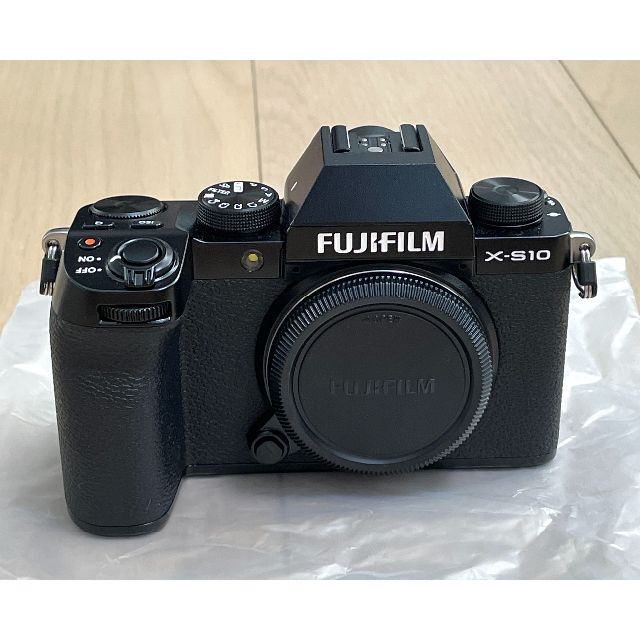 富士フイルム(フジフイルム)の【美品】富士フイルム FUJIFILM X-S10 ボディ スマホ/家電/カメラのカメラ(ミラーレス一眼)の商品写真