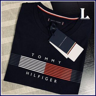トミーヒルフィガー(TOMMY HILFIGER)のTOMMYらしい胸のストライプ グラフィックTシャツ ネイビー　Lサイズ(Tシャツ/カットソー(半袖/袖なし))