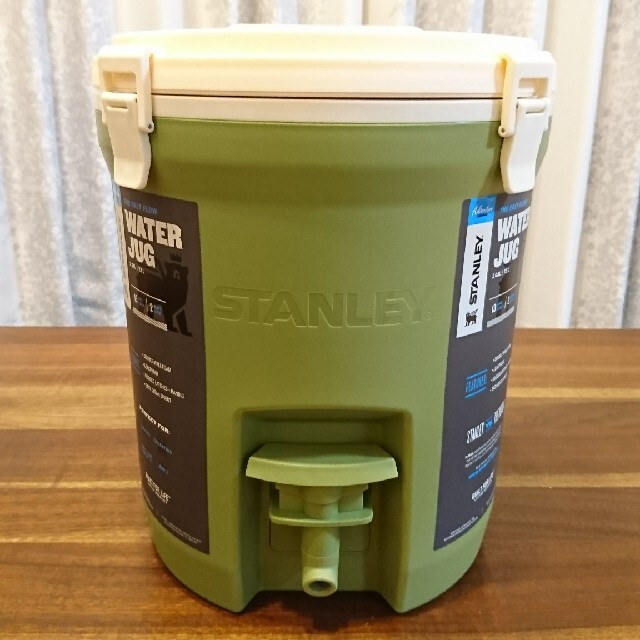 Stanley(スタンレー)の[海外限定]STANLEY スタンレーウォータージャグ 7.5Lオリーブグリーン スポーツ/アウトドアのアウトドア(その他)の商品写真