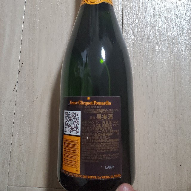 MOËT & CHANDON(モエエシャンドン)の24時間以内配送　ヴーヴクリコイエロー750ml新品未開封　美品 食品/飲料/酒の酒(シャンパン/スパークリングワイン)の商品写真