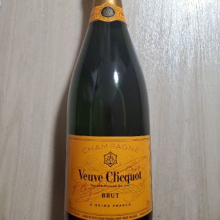 モエエシャンドン(MOËT & CHANDON)の24時間以内配送　ヴーヴクリコイエロー750ml新品未開封　美品(シャンパン/スパークリングワイン)