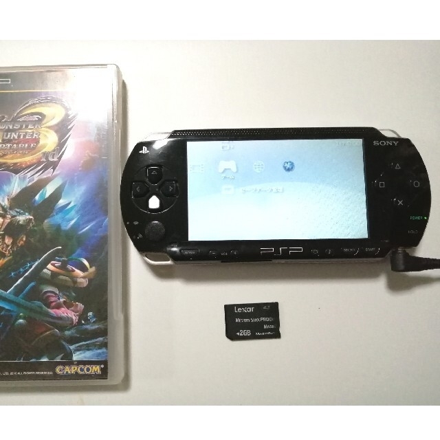 PlayStation Portable(プレイステーションポータブル)のPSP 1000 ブラック 本体 + メモリースティックデュオ + オマケ エンタメ/ホビーのゲームソフト/ゲーム機本体(携帯用ゲーム機本体)の商品写真