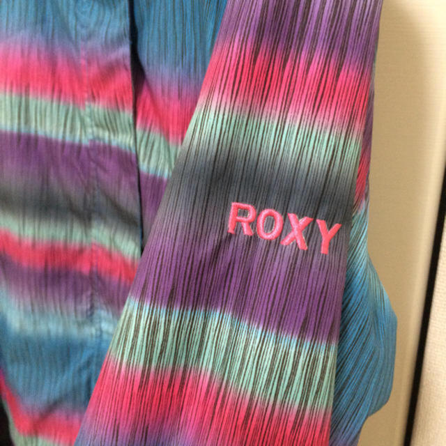 Roxy(ロキシー)の美品 ROXY スノーボードウェア ジャケット Ｍサイズ  スポーツ/アウトドアのスノーボード(ウエア/装備)の商品写真