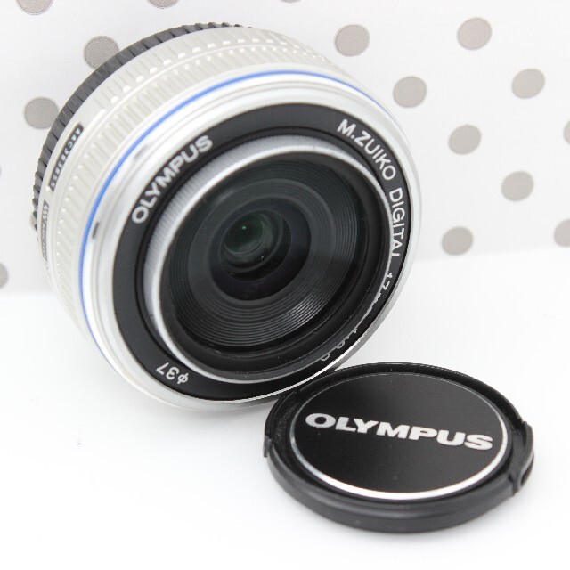 OLYMPUS(オリンパス)の❤送料無料 匿名配送❤ オリンパス 単焦点パンケーキレンズ シルバー スマホ/家電/カメラのカメラ(レンズ(単焦点))の商品写真