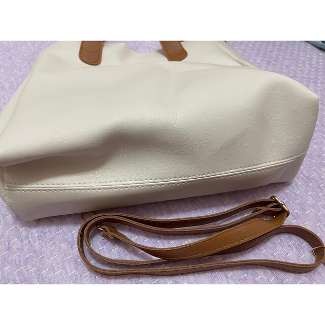 トートバッグ 上品な白とブラウン マット A4対応 レディースのバッグ(トートバッグ)の商品写真