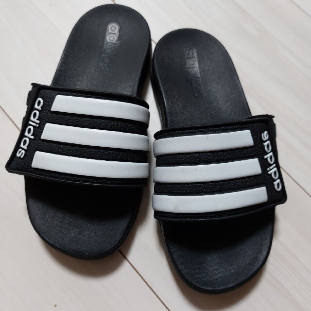 adidas(アディダス)のサンダル キッズ/ベビー/マタニティのキッズ靴/シューズ(15cm~)(サンダル)の商品写真