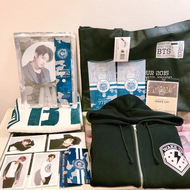 防弾少年団(BTS)(ボウダンショウネンダン)のBTS 1st JAPAN TOUR 2015 WAKE UP グッズ セット エンタメ/ホビーのタレントグッズ(アイドルグッズ)の商品写真