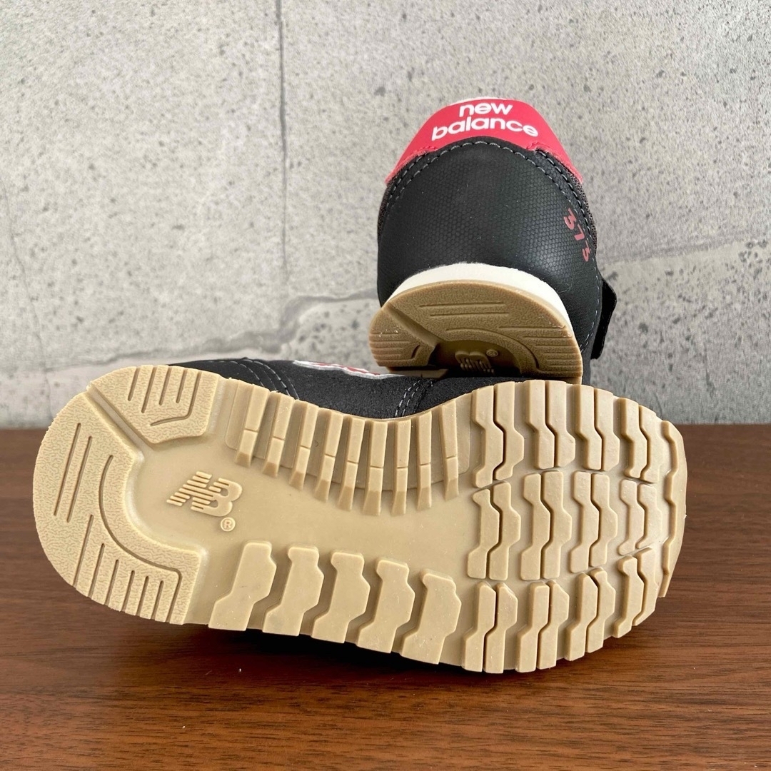 New Balance(ニューバランス)の【新品】15.5センチ ブラック×レッド ニューバランス　スニーカー キッズ/ベビー/マタニティのキッズ靴/シューズ(15cm~)(スニーカー)の商品写真