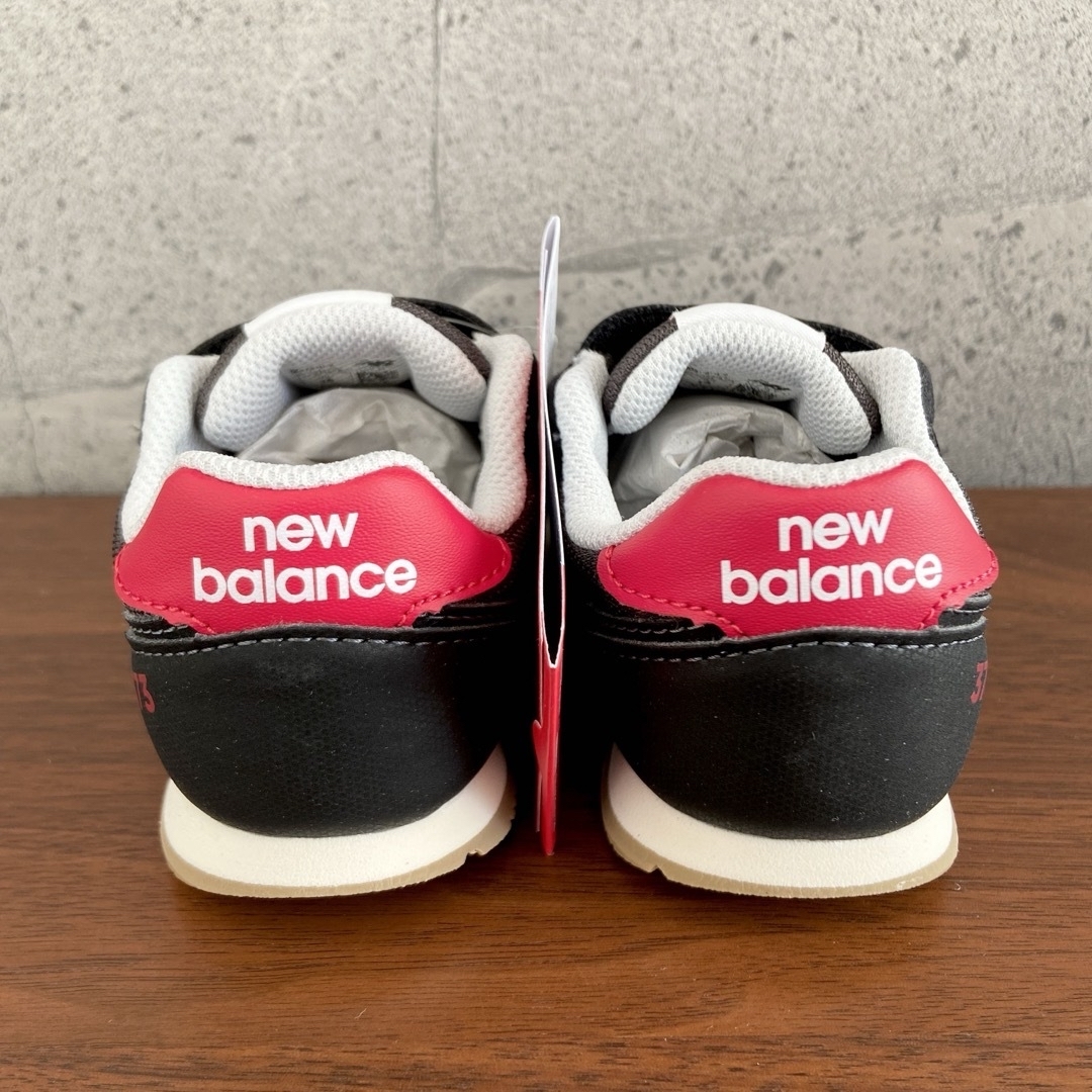 New Balance(ニューバランス)の【新品】15.5センチ ブラック×レッド ニューバランス　スニーカー キッズ/ベビー/マタニティのキッズ靴/シューズ(15cm~)(スニーカー)の商品写真