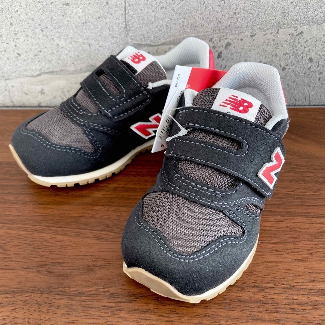 New Balance(ニューバランス)の【新品】15.5センチ ブラック×レッド ニューバランス　スニーカー キッズ/ベビー/マタニティのキッズ靴/シューズ(15cm~)(スニーカー)の商品写真