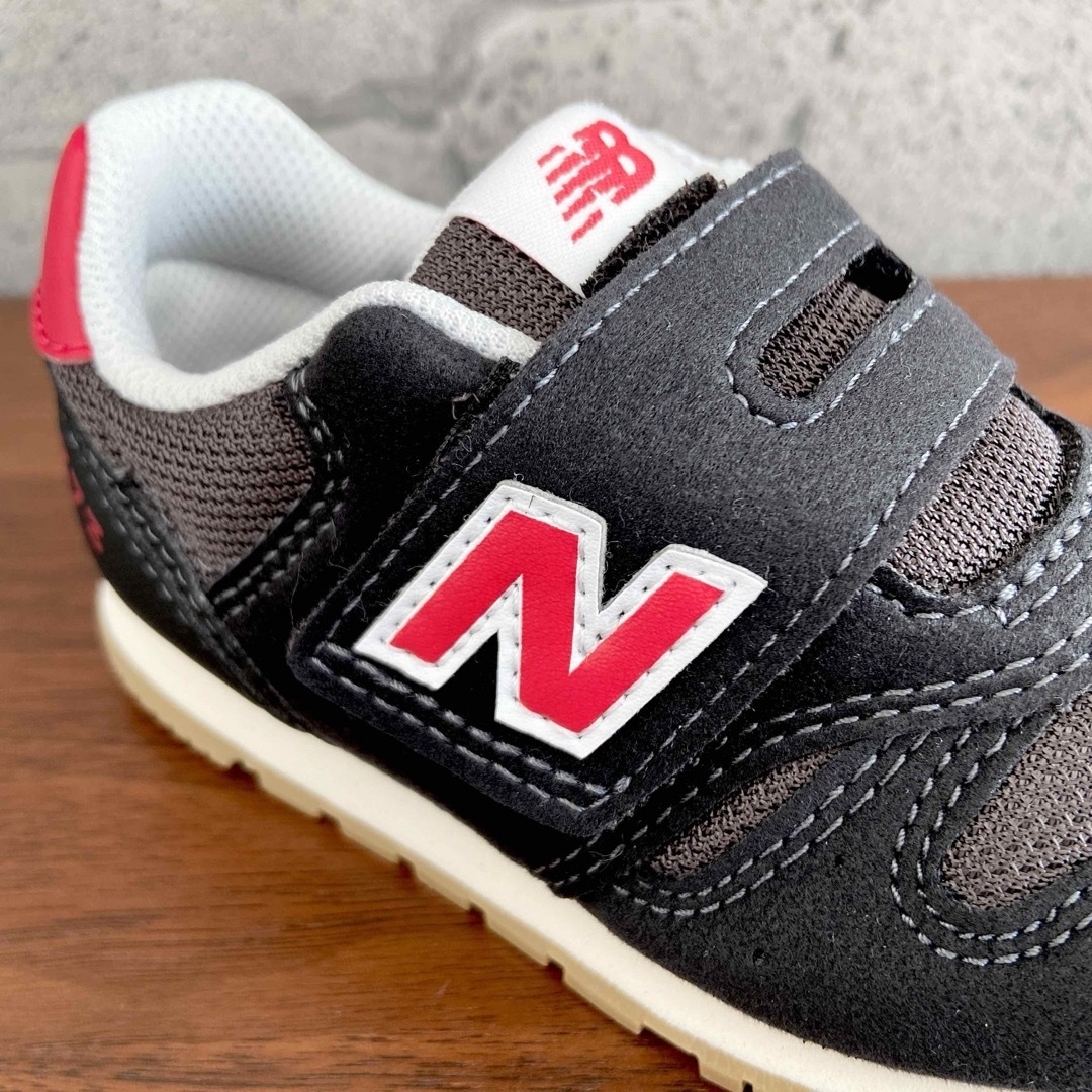 New Balance(ニューバランス)の【新品】15.5センチ ブラック×レッド ニューバランス　スニーカー キッズ/ベビー/マタニティのキッズ靴/シューズ(15cm~)(スニーカー)の商品写真