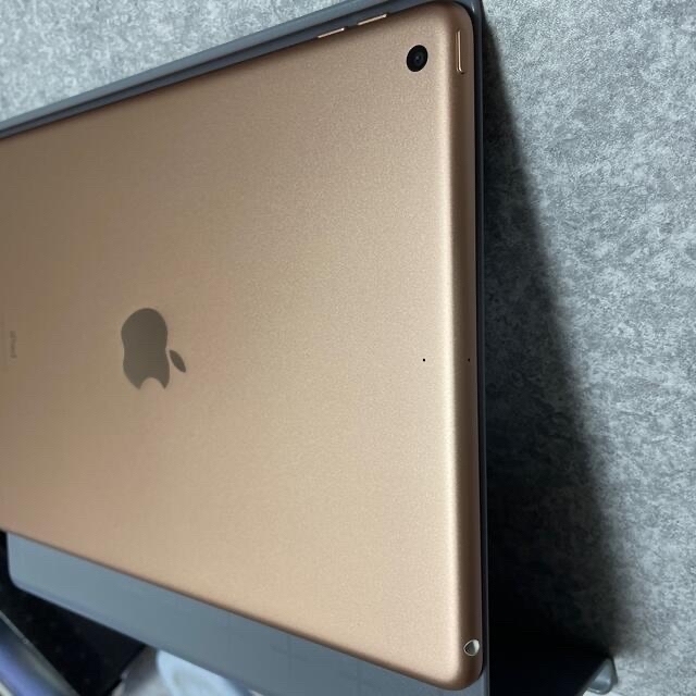 iPad(アイパッド)のアップル iPad 第7世代 WiFi 32GB ゴールド スマホ/家電/カメラのPC/タブレット(タブレット)の商品写真