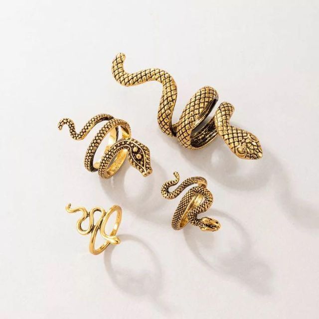 ヘビ　リング4個セット　指輪　韓国　ファッション　金　ゴールド　ネックレス　春服 レディースのアクセサリー(リング(指輪))の商品写真