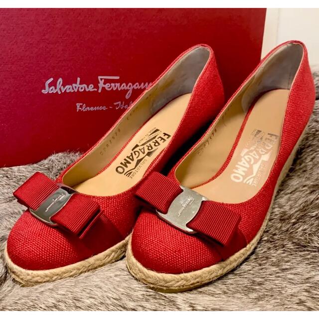 Salvatore Ferragamo(サルヴァトーレフェラガモ)の【超美品】Salvatore Ferragamo ヴァラ リボン パンプス 赤 レディースの靴/シューズ(ハイヒール/パンプス)の商品写真