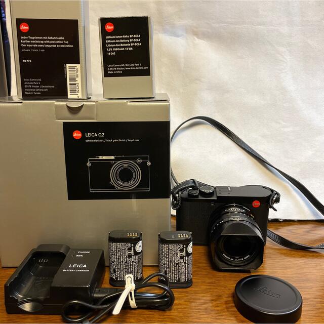 LEICA(ライカ)のLeica Q2 バッテリー2個　純正オプションストラップ スマホ/家電/カメラのカメラ(ミラーレス一眼)の商品写真