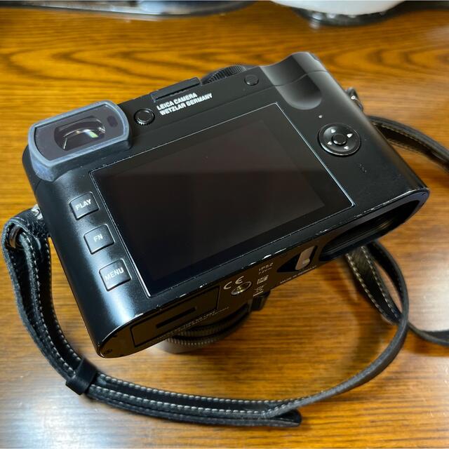 LEICA(ライカ)のLeica Q2 バッテリー2個　純正オプションストラップ スマホ/家電/カメラのカメラ(ミラーレス一眼)の商品写真