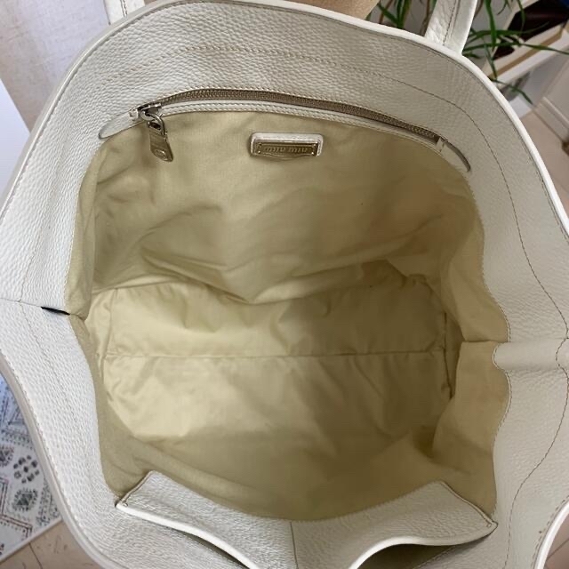 miumiu(ミュウミュウ)のミュウミュウのレザートートバッグ レディースのバッグ(トートバッグ)の商品写真