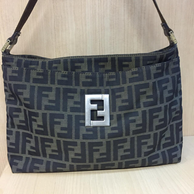 FENDI(フェンディ)のフェンディ  ズッカ柄ショルダーバック レディースのバッグ(ショルダーバッグ)の商品写真