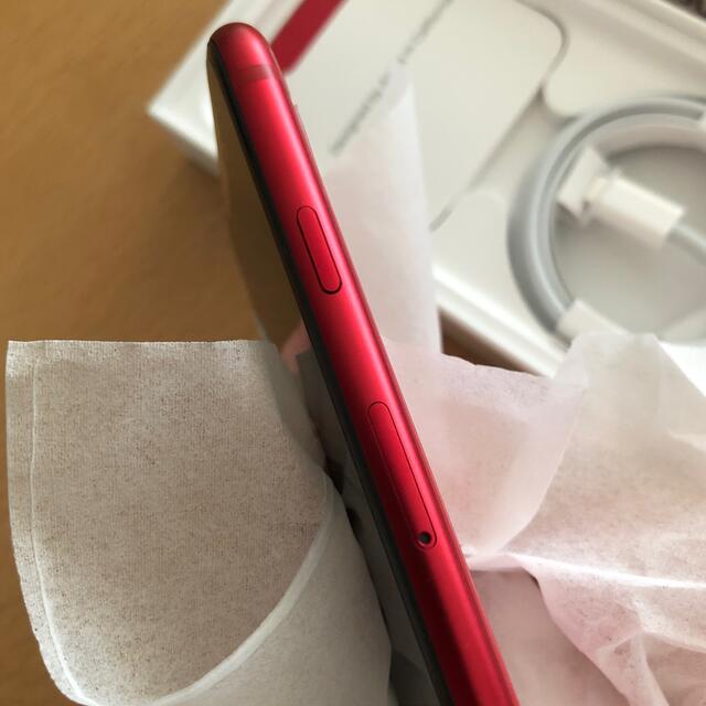 iPhone(アイフォーン)のiPhone SE Red 64G 本体 スマホ/家電/カメラのスマートフォン/携帯電話(スマートフォン本体)の商品写真