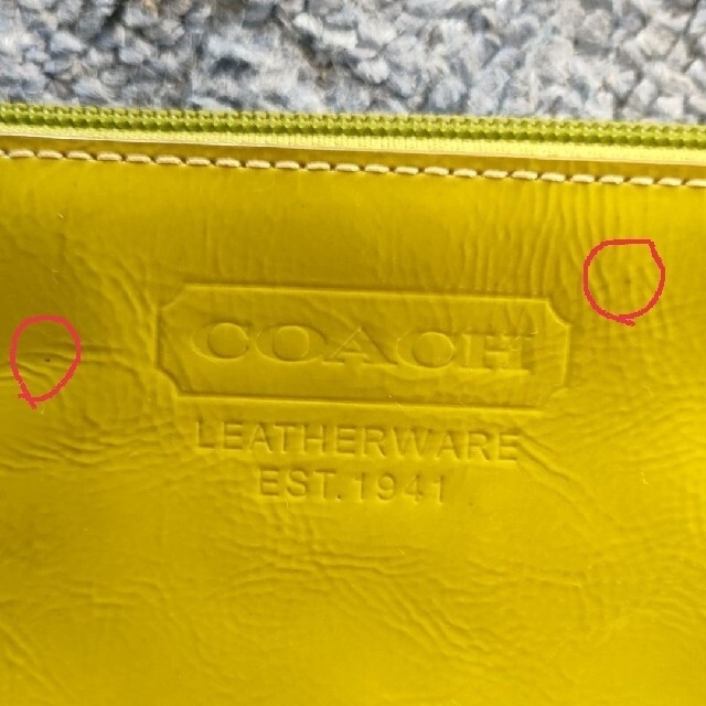 COACH(コーチ)のコーチ　ライムグリーン　パテント　スキニーリストレット レディースのファッション小物(ポーチ)の商品写真