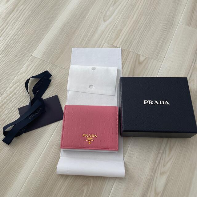 PRADA(プラダ)のPRADA  プラダ　財布　二つ折り　ピンク　コンパクト　折財布　ミニ財布 レディースのファッション小物(財布)の商品写真