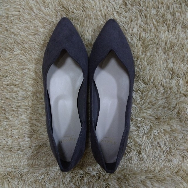 【美品】グレージュ ポインテッドトゥ ローヒール　パンプス 23.5cm レディースの靴/シューズ(ハイヒール/パンプス)の商品写真