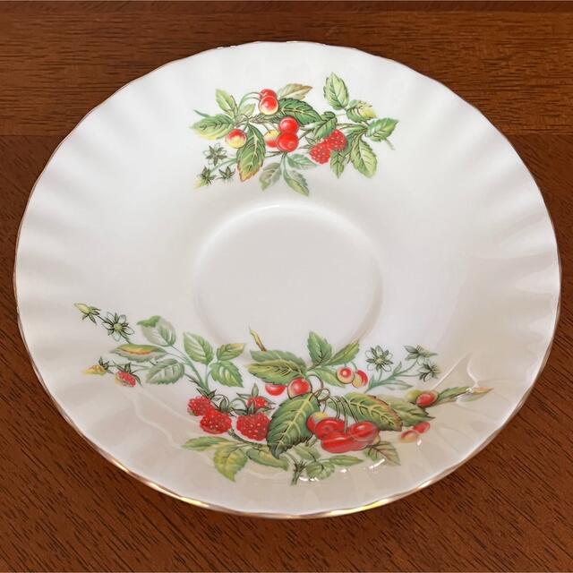 ROYAL ALBERT(ロイヤルアルバート)の【英国ビンテージ】ロイヤルアルバート★Red Berry★C/S インテリア/住まい/日用品のキッチン/食器(食器)の商品写真