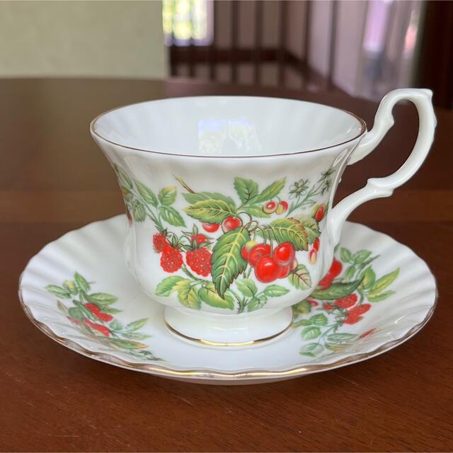 ROYAL ALBERT(ロイヤルアルバート)の【英国ビンテージ】ロイヤルアルバート★Red Berry★C/S インテリア/住まい/日用品のキッチン/食器(食器)の商品写真