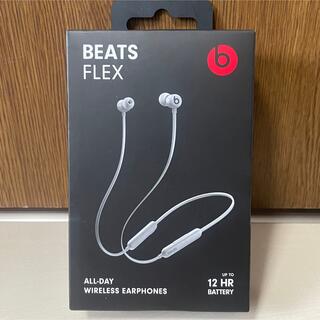 ビーツ(Beats)のBeats FLEX イヤフォン　スモークグレー　MYME2PA(ヘッドフォン/イヤフォン)
