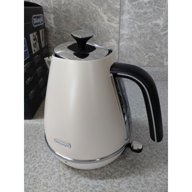 DeLonghi(デロンギ)のディスティンタ　電気ケトル　KBI1200J-W インテリア/住まい/日用品のキッチン/食器(調理道具/製菓道具)の商品写真