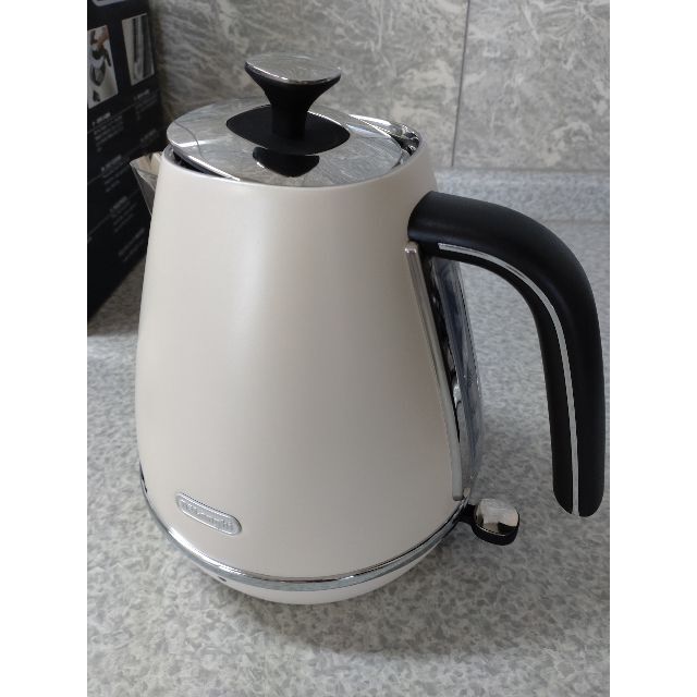 DeLonghi(デロンギ)のディスティンタ　電気ケトル　KBI1200J-W インテリア/住まい/日用品のキッチン/食器(調理道具/製菓道具)の商品写真