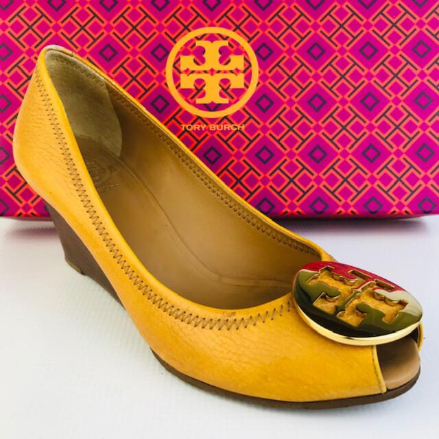 Tory Burch(トリーバーチ)のトリーバーチ★ビッグゴールドプレート付ウェッジソールオープントゥパンプス(7M) レディースの靴/シューズ(ハイヒール/パンプス)の商品写真