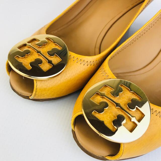 Tory Burch(トリーバーチ)のトリーバーチ★ビッグゴールドプレート付ウェッジソールオープントゥパンプス(7M) レディースの靴/シューズ(ハイヒール/パンプス)の商品写真