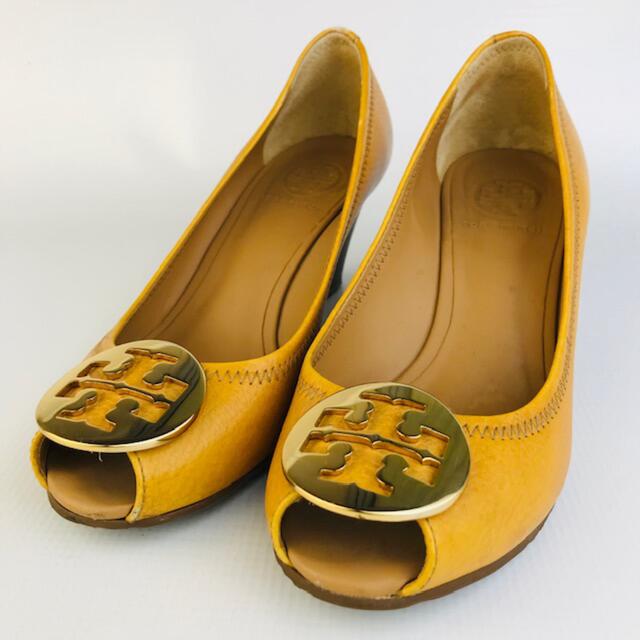 Tory Burch(トリーバーチ)のトリーバーチ★ビッグゴールドプレート付ウェッジソールオープントゥパンプス(7M) レディースの靴/シューズ(ハイヒール/パンプス)の商品写真