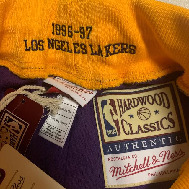 MITCHELL & NESS(ミッチェルアンドネス)のMitchell&Nessレイカーズ96-97バスパンSサイズ オーセンティック メンズのパンツ(ショートパンツ)の商品写真