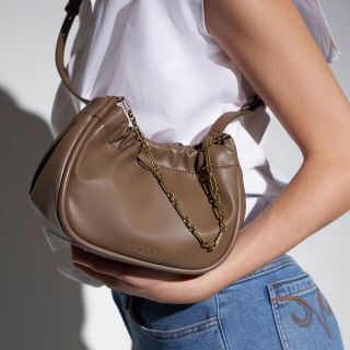 チャールズアンドキース(Charles and Keith)のダブルチェーン ハンドルスローチーバッグ （Brown）(ショルダーバッグ)