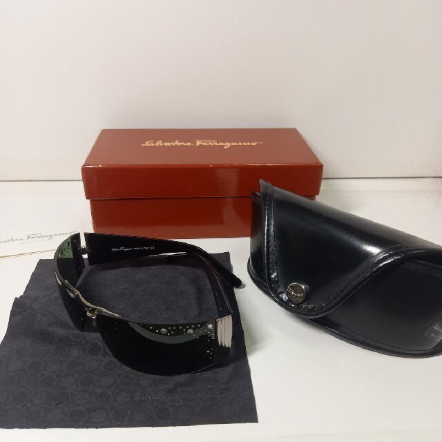 Salvatore Ferragamo(サルヴァトーレフェラガモ)のSalvatore Ferragamo スワロフスキー製クリスタル付 サングラス メンズのファッション小物(サングラス/メガネ)の商品写真