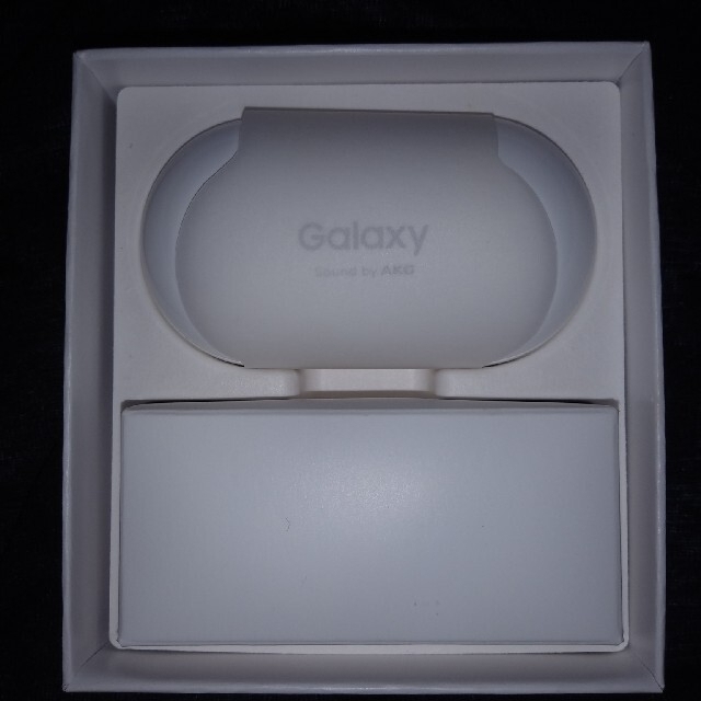 Galaxy(ギャラクシー)のGALAXY BUDS＋ SM-R175 ホワイト　国内正規品 スマホ/家電/カメラのオーディオ機器(ヘッドフォン/イヤフォン)の商品写真