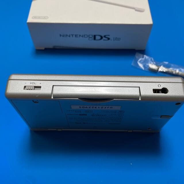 ニンテンドーDS(ニンテンドーDS)のNintendo DS ニンテンド-DS LITE グロスシルバー エンタメ/ホビーのゲームソフト/ゲーム機本体(携帯用ゲーム機本体)の商品写真