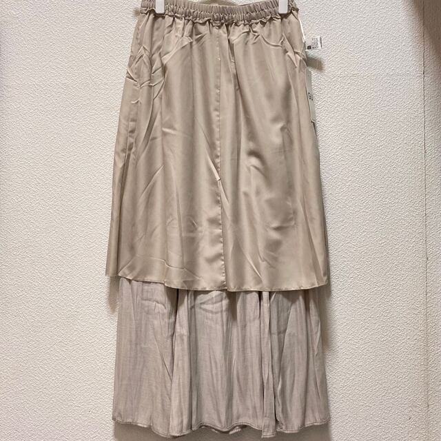 GU(ジーユー)のGU ジーユー サテン マーメイド フレアスカート ベージュ M レディースのスカート(ロングスカート)の商品写真