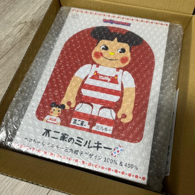 BE@RBRICK(ベアブリック)のBE@RBRICK ペコちゃん ミルキー三角帽子デザイン 100％ & 400 エンタメ/ホビーのおもちゃ/ぬいぐるみ(キャラクターグッズ)の商品写真