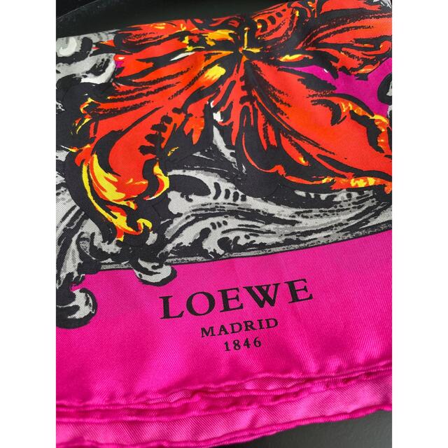 LOEWE(ロエベ)のほしの様専用　ロエベ LOEWE スカーフ シルク ピンク レディースのファッション小物(バンダナ/スカーフ)の商品写真