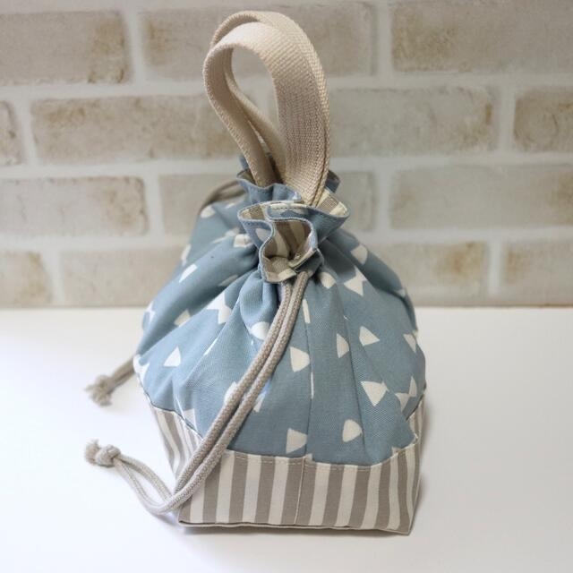 【1点限り】ハンドメイド⭐︎保冷保温お弁当袋 リボン柄くすみブルー ハンドメイドのキッズ/ベビー(外出用品)の商品写真