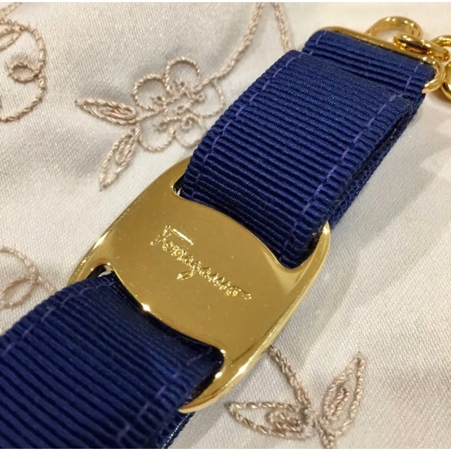 サルヴァトーレフェラガモ/キーホルダー リボン ネイビー ゴールド 箱有 Salvatore Ferragamo - フェラガモ ヴァラリボン ネイビーx