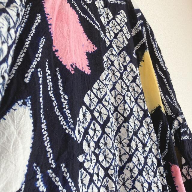 絞りの浴衣　黒　濃紺　黄色　ピンク　藍色 シボあり チューリップ 花柄 レディースの水着/浴衣(浴衣)の商品写真
