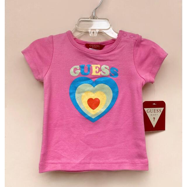 GUESS(ゲス)の新品 import LA直輸入 GUESSの♡ピンクのTシャツ 6〜9ヶ月用 キッズ/ベビー/マタニティのベビー服(~85cm)(Ｔシャツ)の商品写真