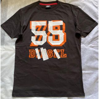 フィフティーファイブディーエスエル(55DSL)の55DSL  メンズ半袖Tシャツ　Mサイズ　黒（オレンジ×白のプリント）(Tシャツ/カットソー(半袖/袖なし))