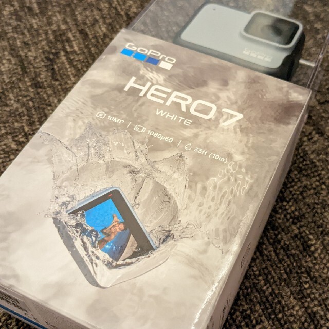 GoPro(ゴープロ)の【GoPro】HERO7 WHITE (ﾄﾗﾍﾞﾙｷｯﾄ,ﾊﾝﾄﾞﾗｰ付) スマホ/家電/カメラのカメラ(ビデオカメラ)の商品写真