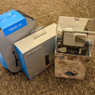 ゴープロ(GoPro)の【GoPro】HERO7 WHITE (ﾄﾗﾍﾞﾙｷｯﾄ,ﾊﾝﾄﾞﾗｰ付)(ビデオカメラ)